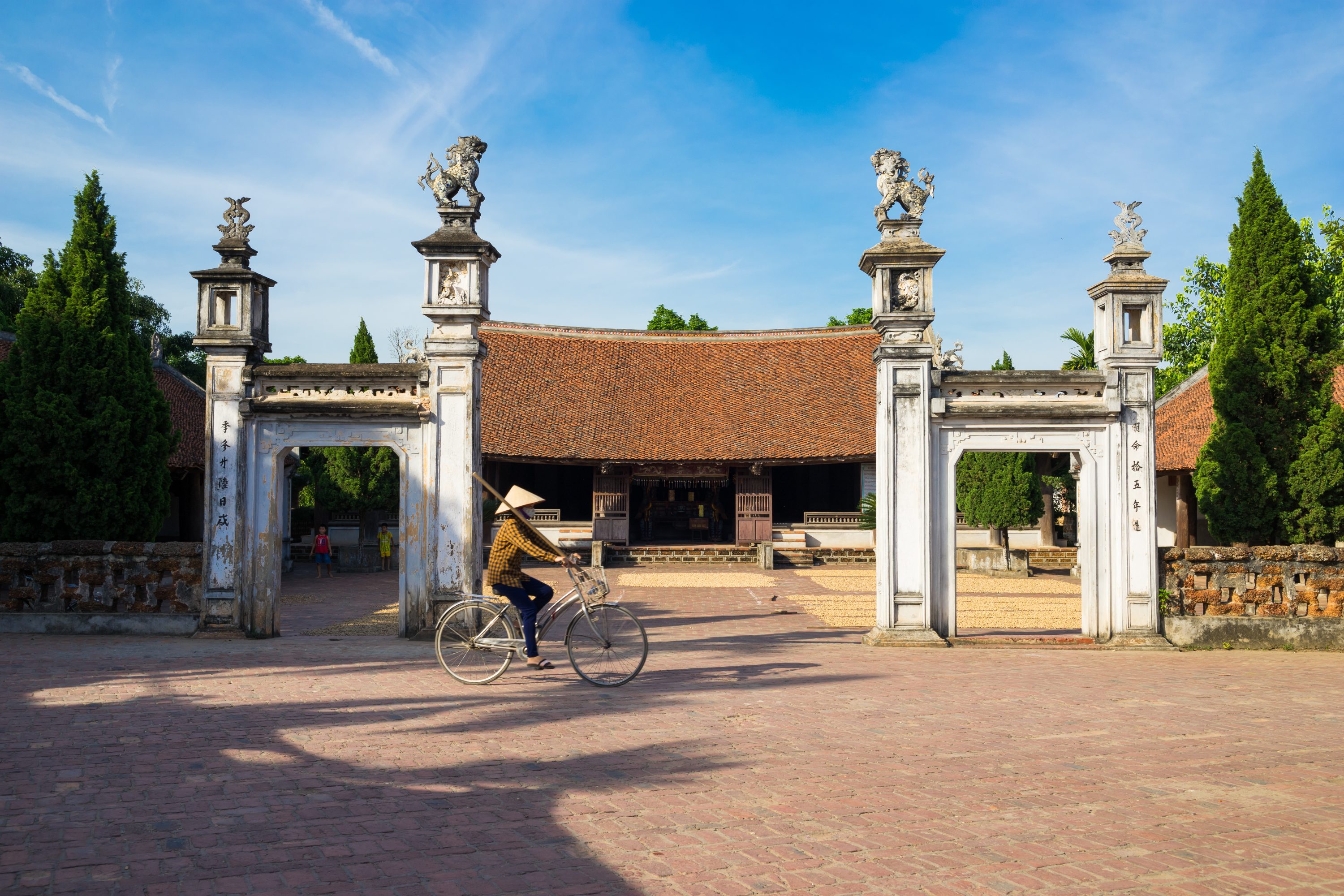 Visit Duong Lam Ancient Village scaled