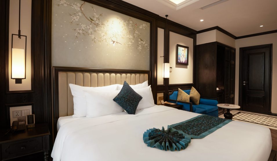 King Suite With Balcony 01